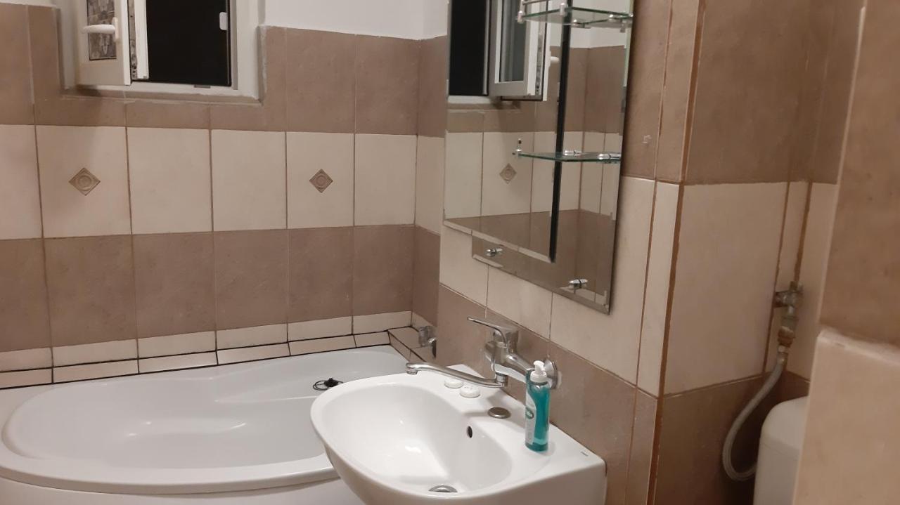 Studio Timpuri Noi 50 بوخارست المظهر الخارجي الصورة